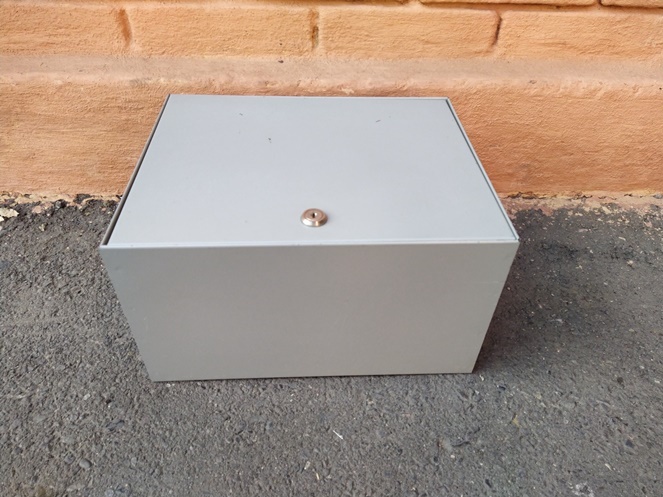 Caja Metálica / 35x20x28 cm / con Llaves / Usado 